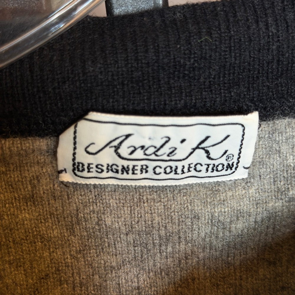 Elegant Black Crewneck Sweater for Men - Picture 5 of 8